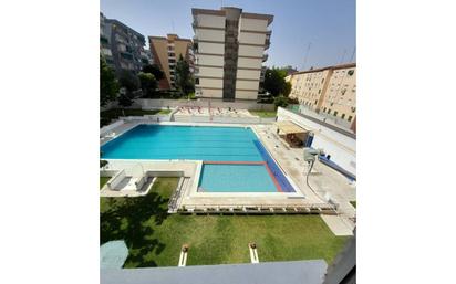 Swimming pool of Flat for sale in Fuenlabrada  with Air Conditioner, Heating and Private garden