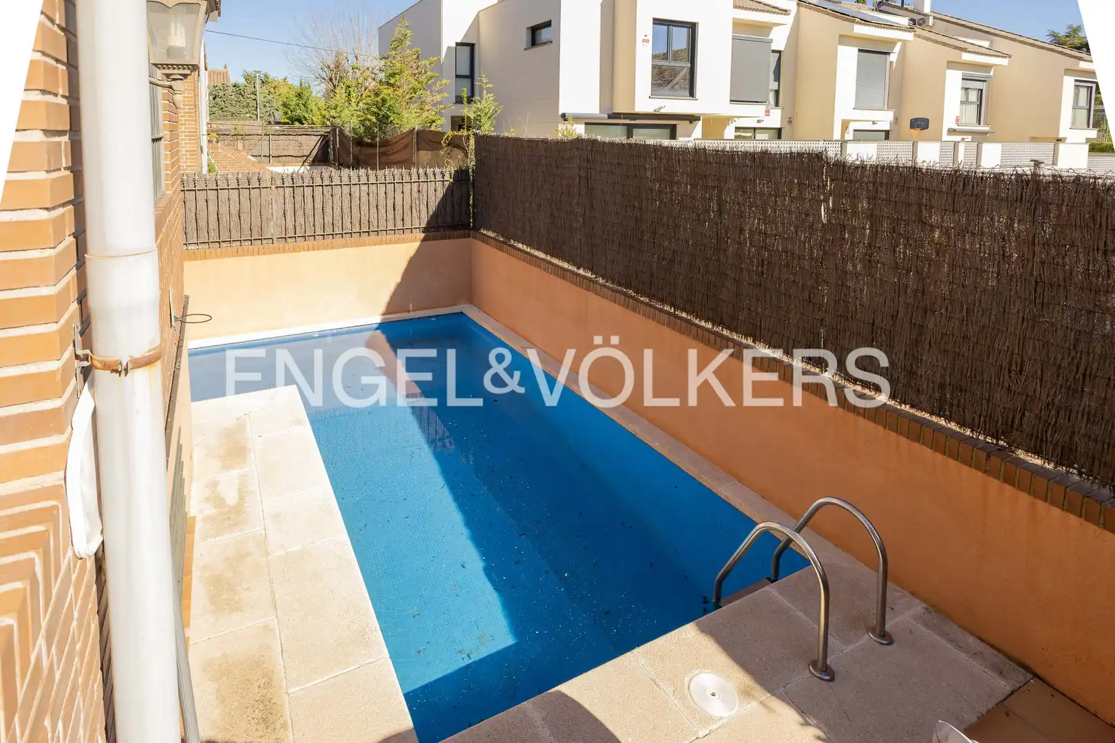 Piscina de Casa adosada en venda en Las Rozas de Madrid amb Aire condicionat, Calefacció i Jardí privat
