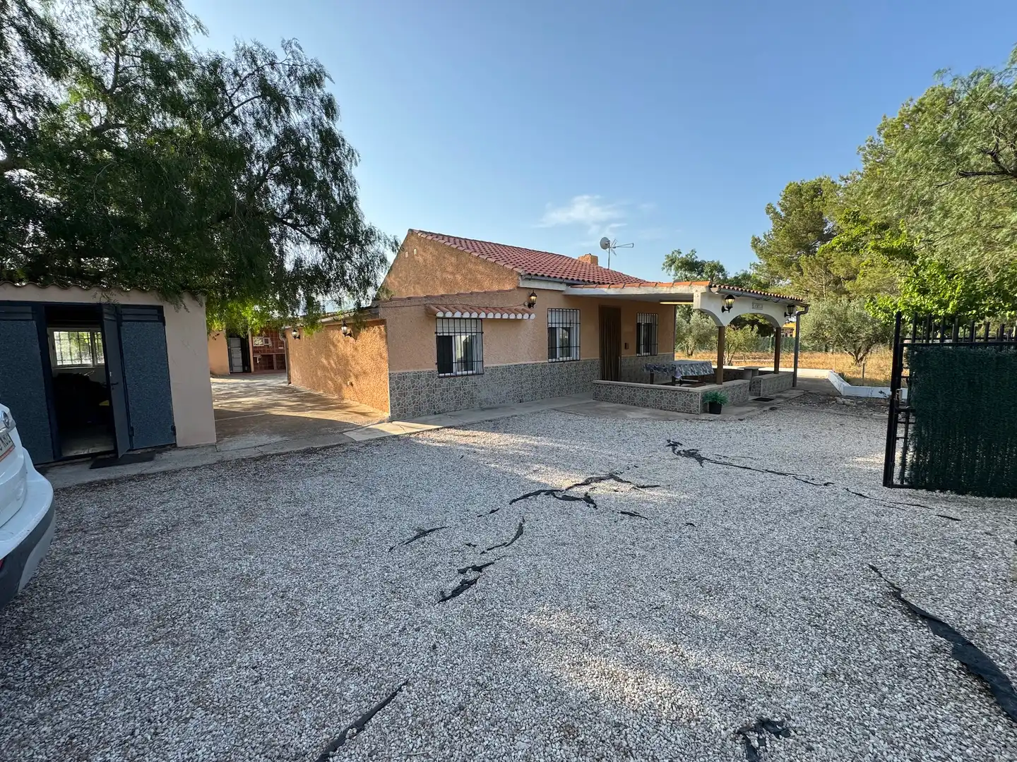 Vista exterior de Casa o xalet en venda en Villena amb Aire condicionat, Jardí privat i Terrassa