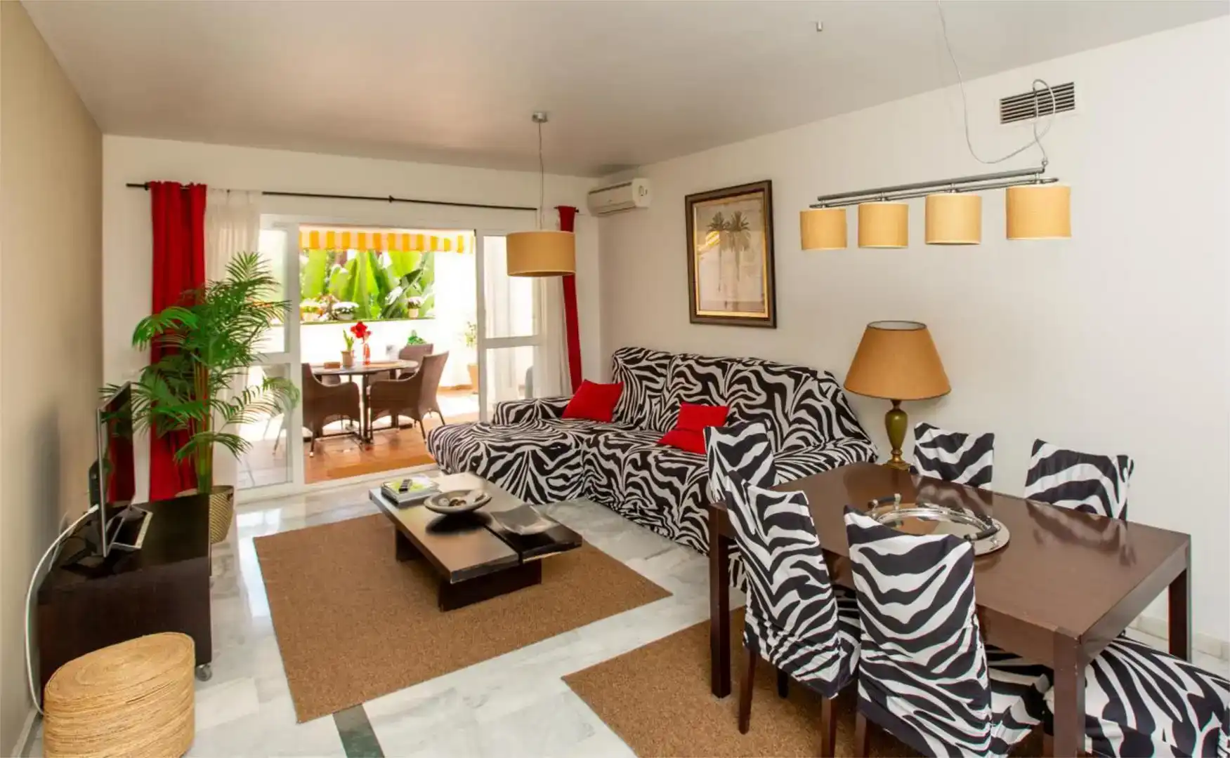 Sala d'estar de Apartament de lloguer en Marbella amb Aire condicionat, Piscina i Balcó