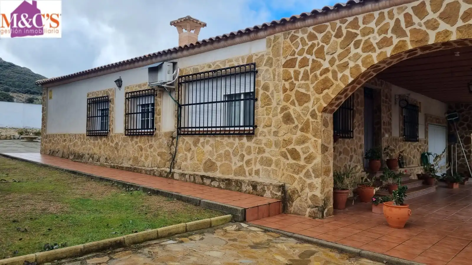 Vista exterior de Casa o xalet en venda en Cabezarrubias del Puerto amb Aire condicionat, Calefacció i Jardí privat