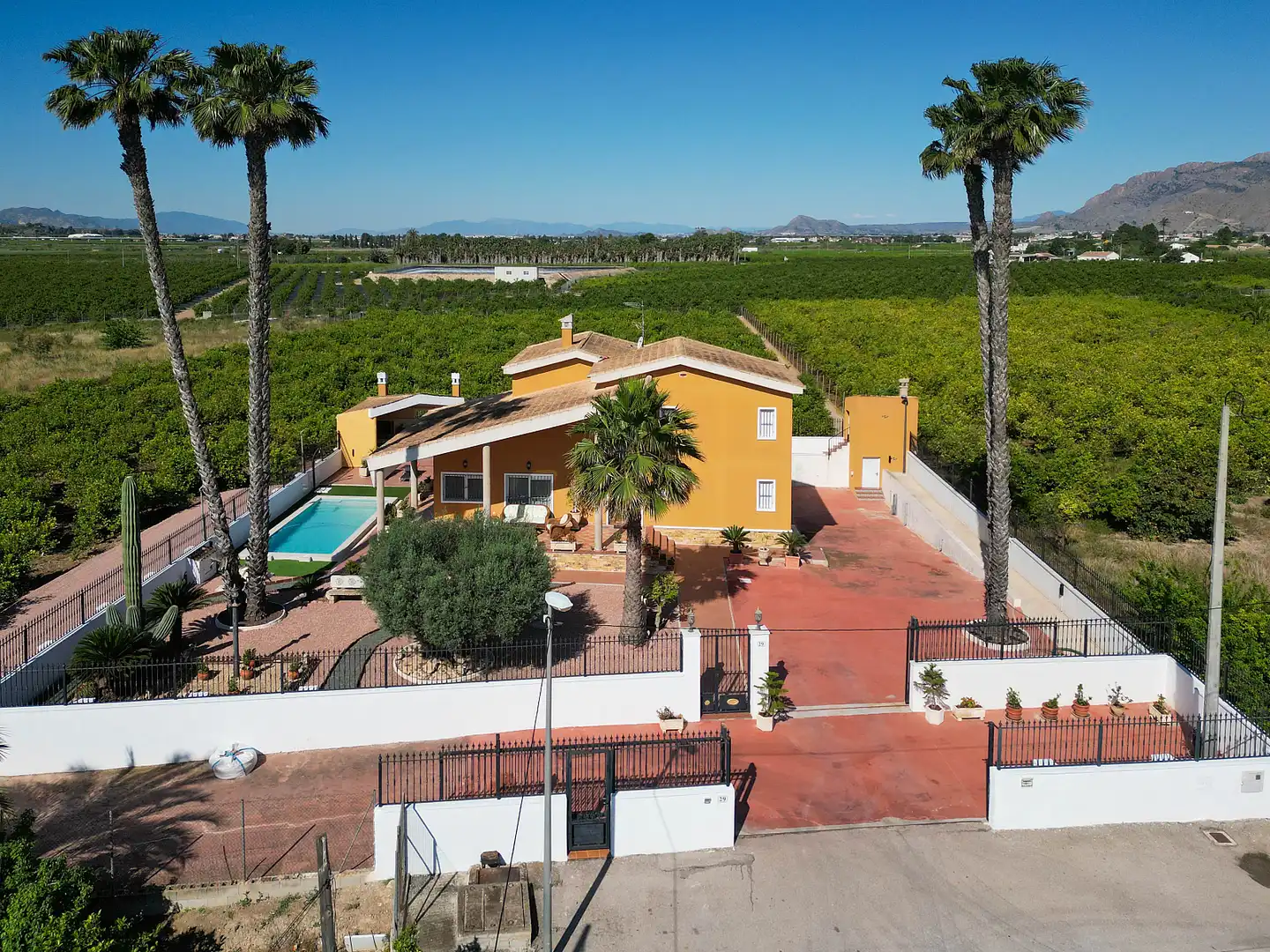 Vista exterior de Casa o xalet en venda en Orihuela amb Aire condicionat, Jardí privat i Terrassa