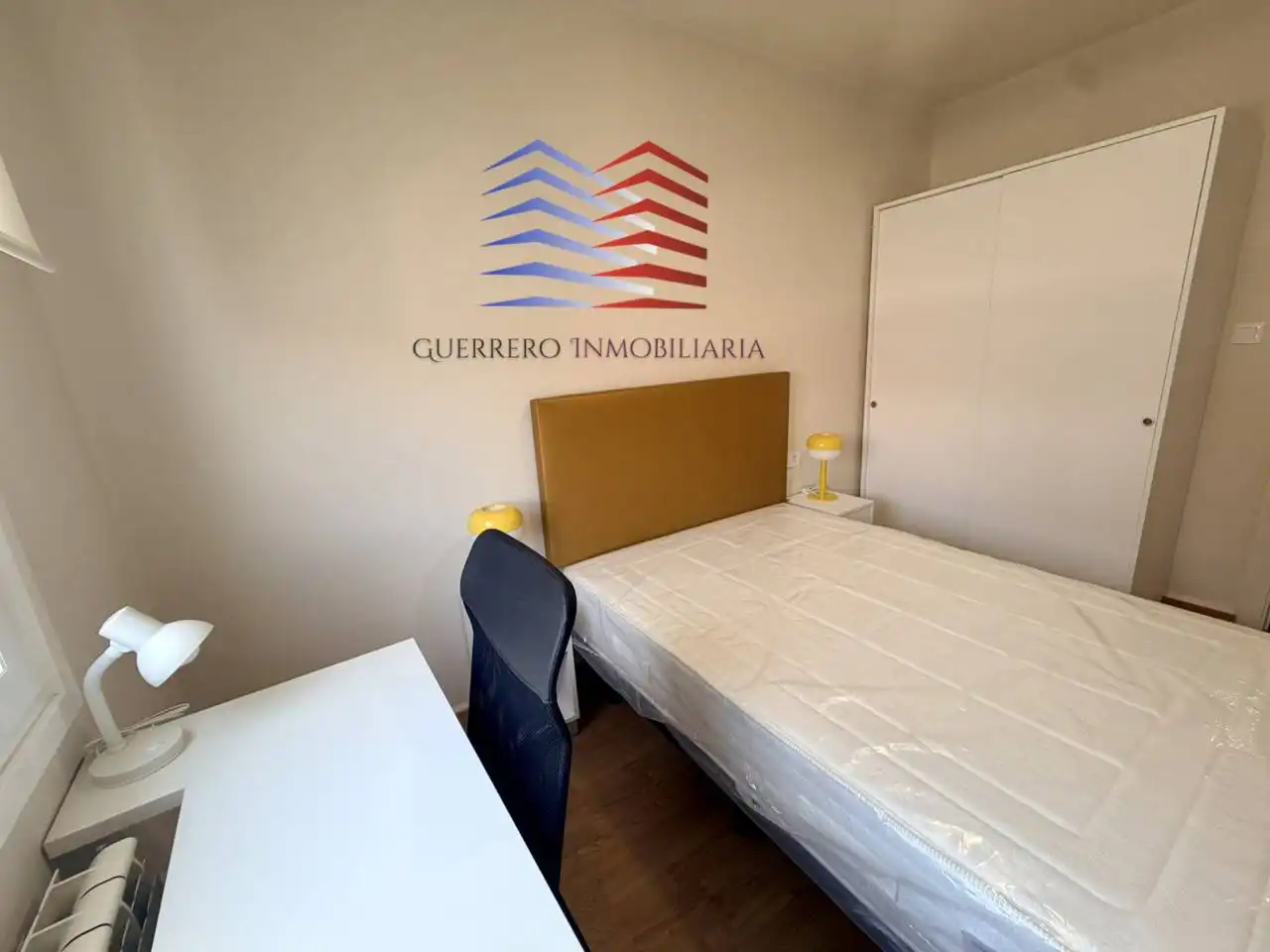 Schlafzimmer von Wohnung zur Miete in Ourense Capital  mit Heizung, Parkett und Möbliert