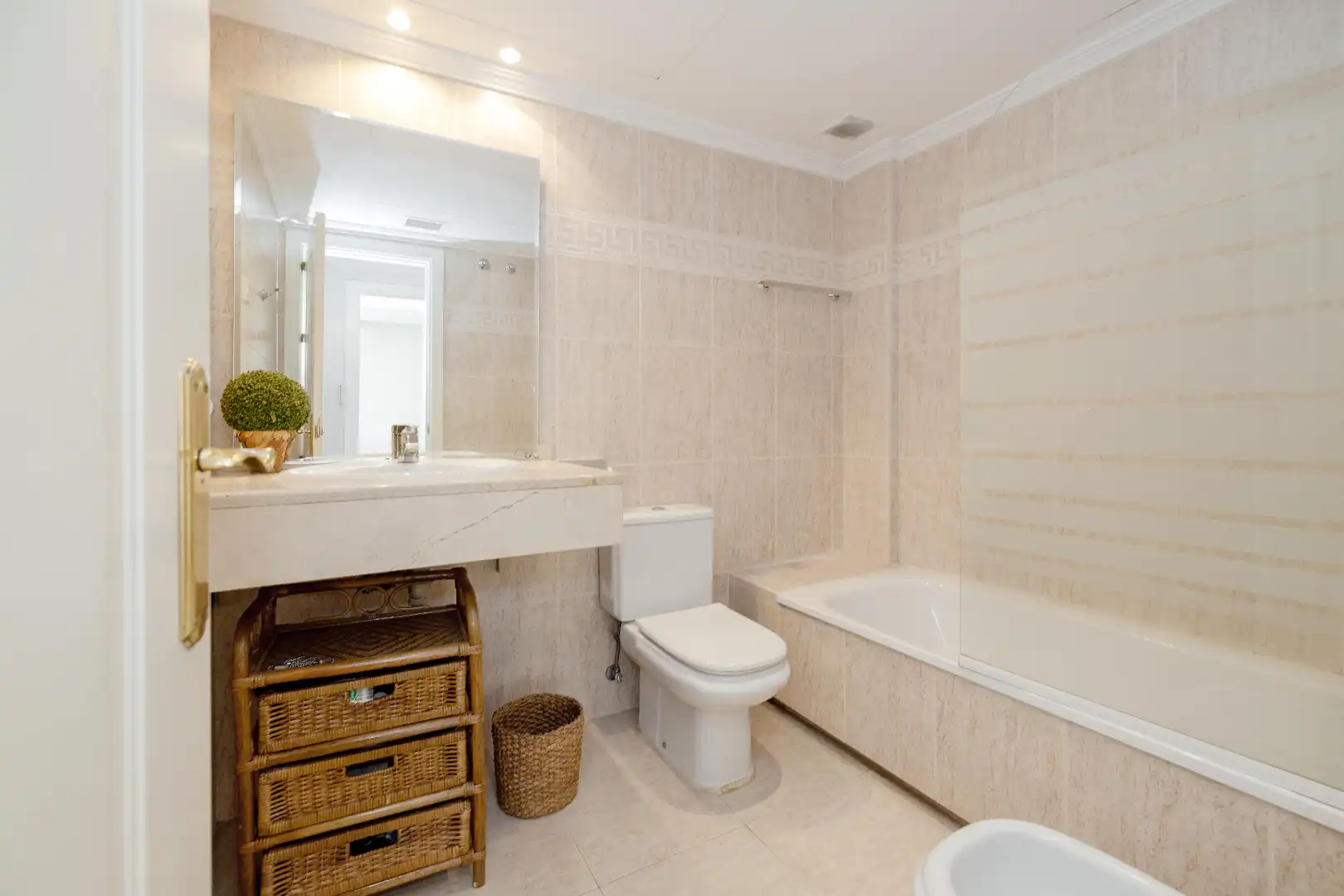 Badezimmer von Erdgeschoss zum Verkauf in Marbella mit Klimaanlage, Heizung und Terrasse