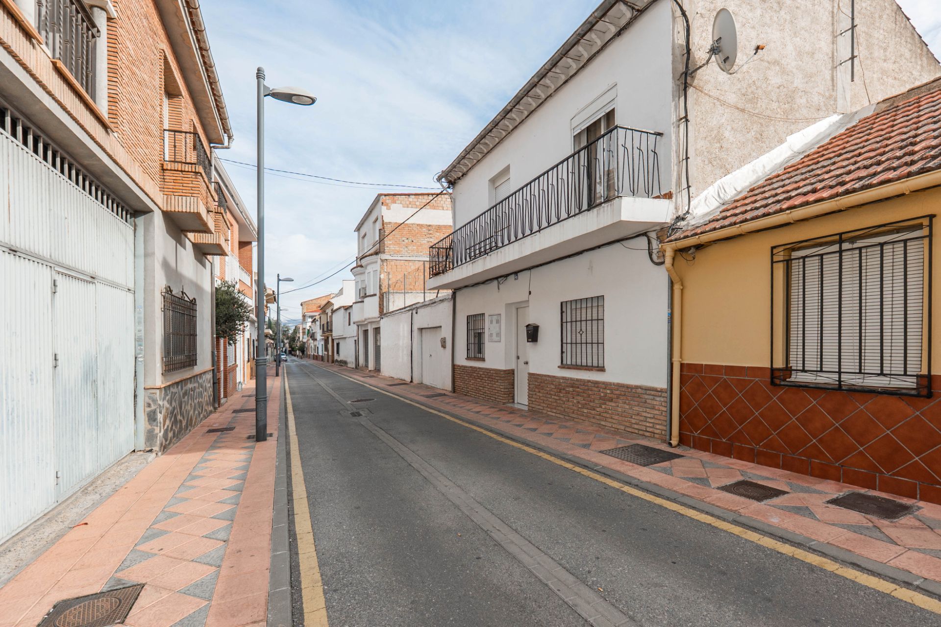 Vista exterior de Casa adosada en venda en Armilla amb Aire condicionat, Terrassa i Moblat