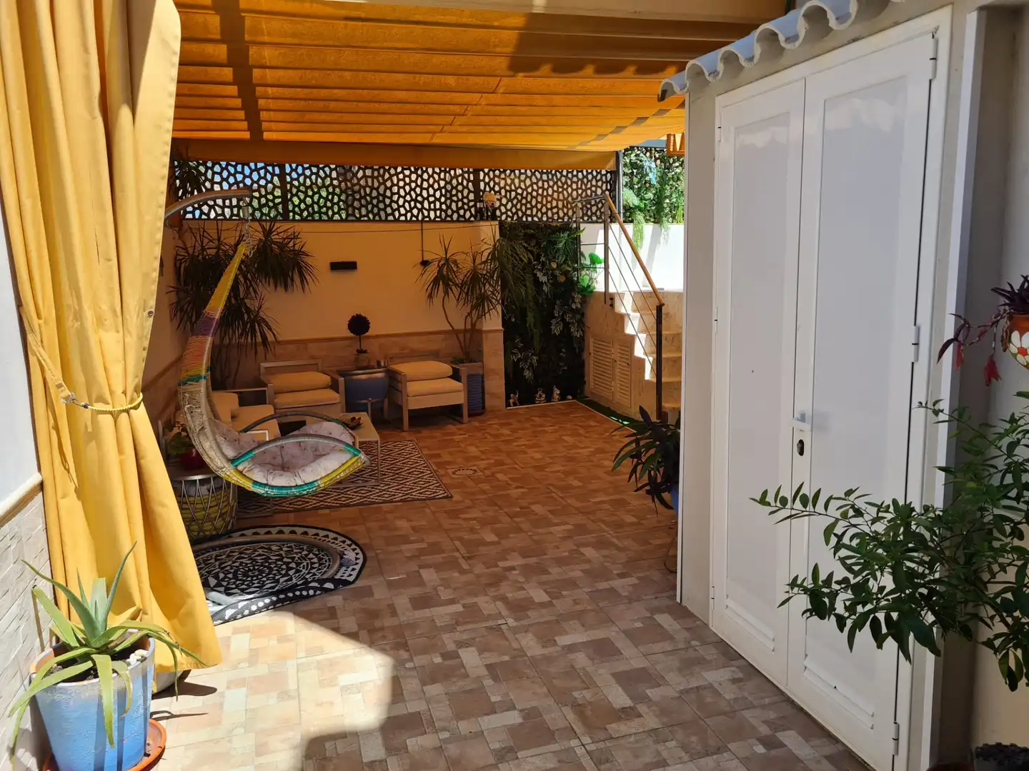 Terrassa de Casa adosada en venda en Espartinas amb Aire condicionat, Jardí privat i Piscina