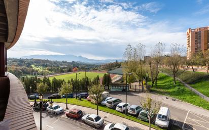 Vista exterior de Pis en venda en Oviedo  amb Calefacció, Parquet i Traster