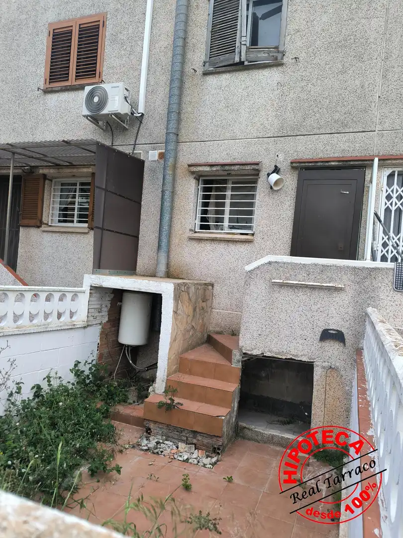 Vista exterior de Casa adosada en venda en Creixell amb Jardí privat, Terrassa i Traster