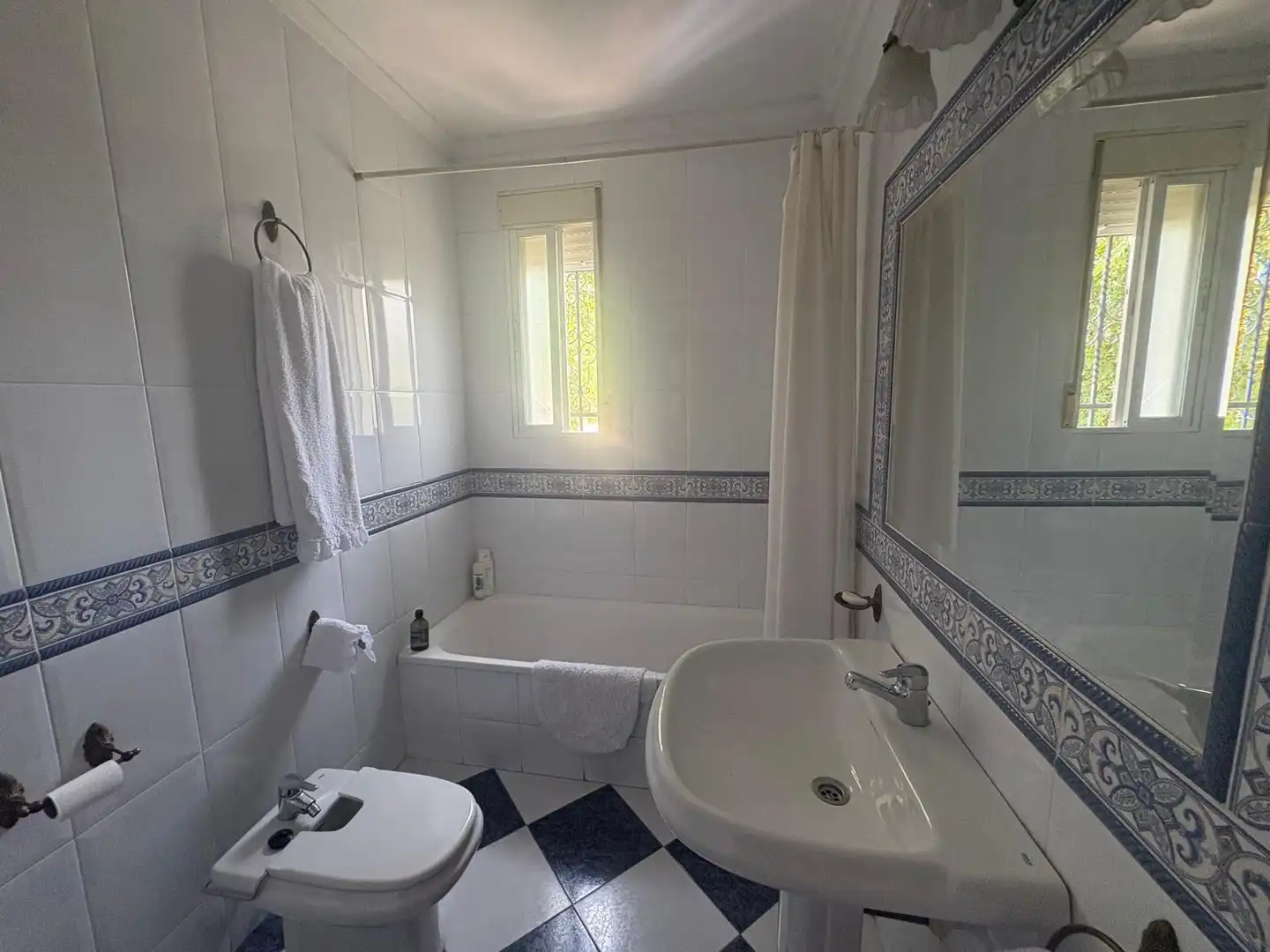 Bany de Casa o xalet en venda en Córdoba amb Aire condicionat, Calefacció i Terrassa