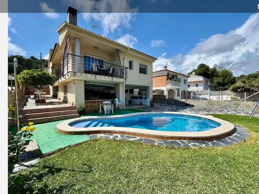 Casa con giardino in vendita a Carrer París 12