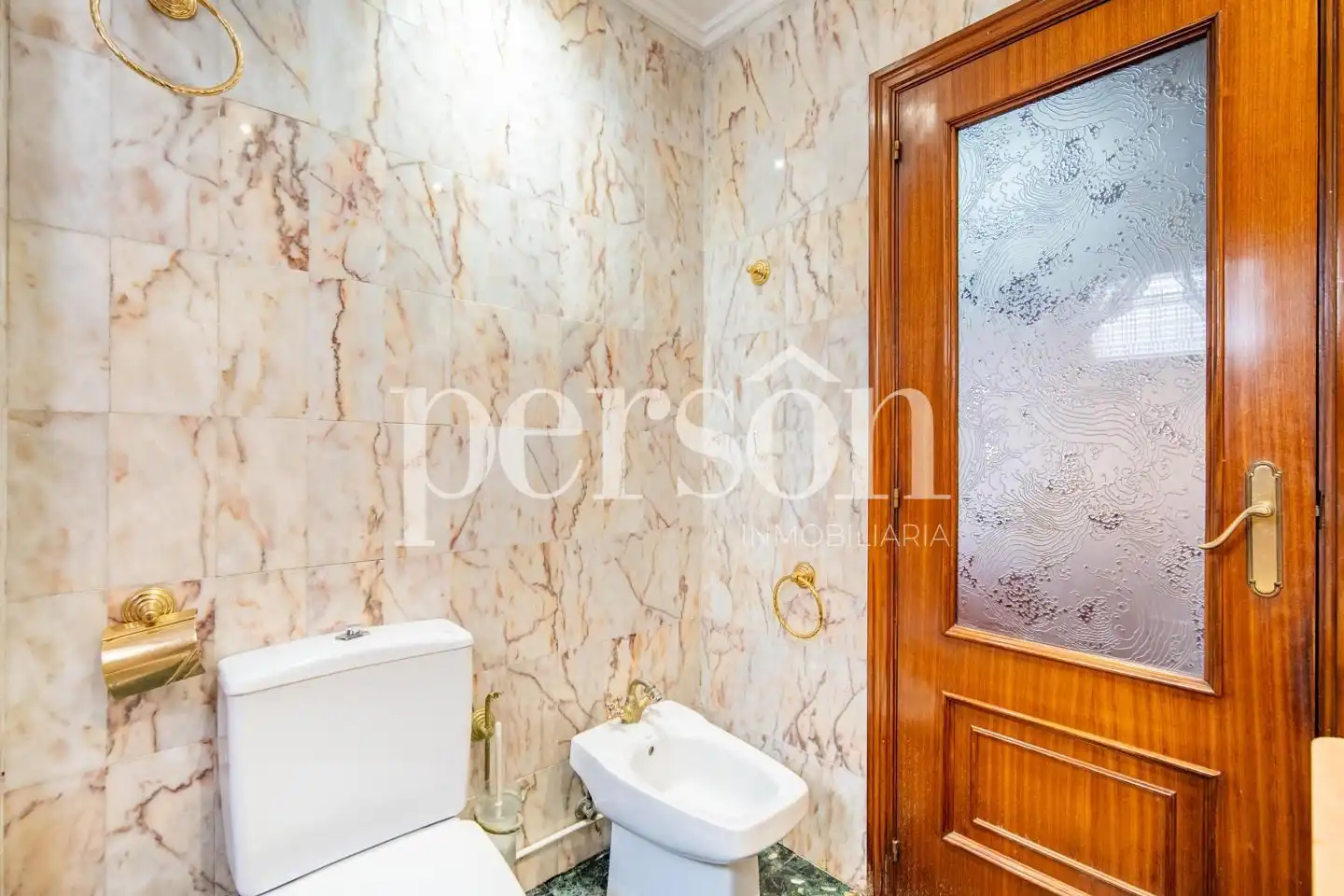 Baño de Piso en venta en Valencia con Aire acondicionado, Terraza y Amueblado