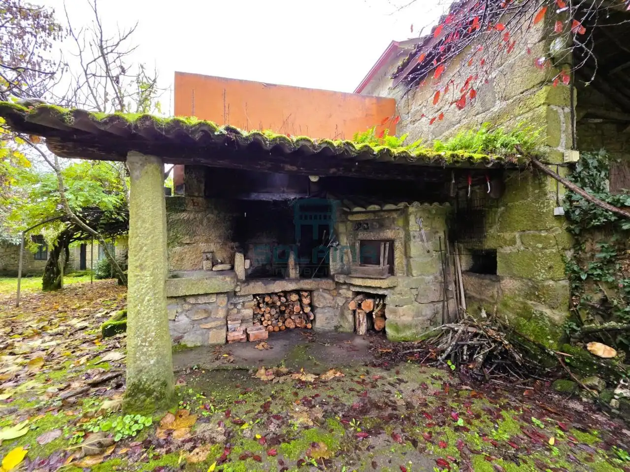 Cuina de Casa o xalet en venda en Ourense Capital  amb Calefacció i Jardí privat