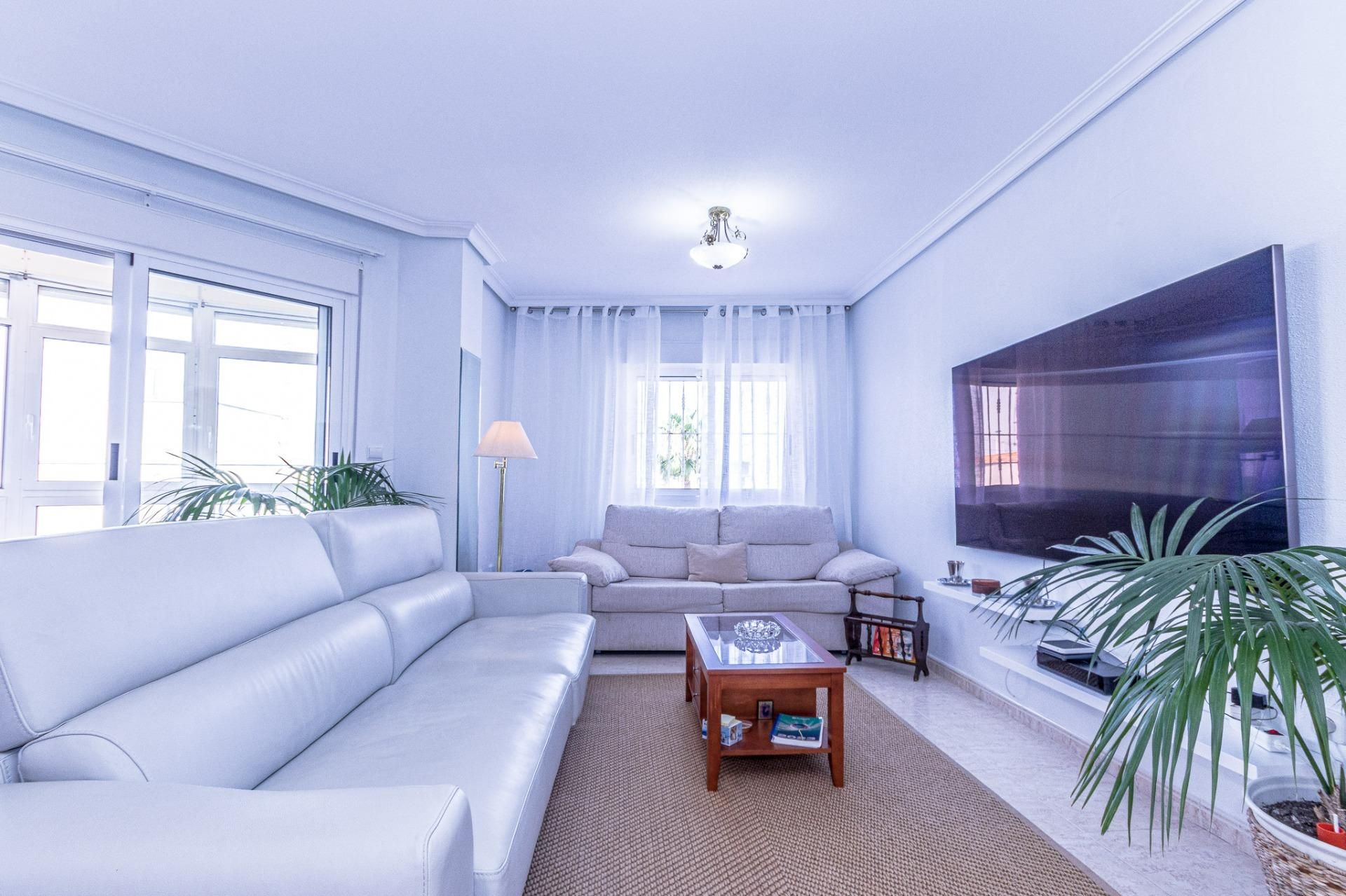Sala d'estar de Apartament de lloguer en Torrevieja amb Aire condicionat, Calefacció i Terrassa