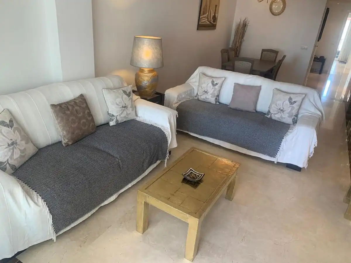 Sala de estar de Piso en venta en Marbella con Terraza, Trastero y Amueblado