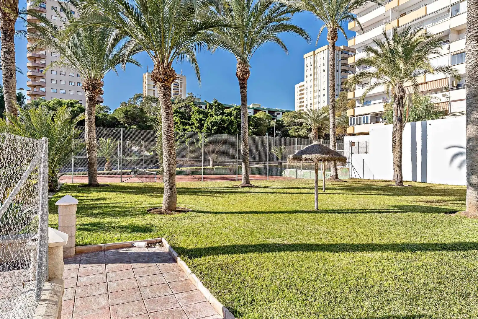 Jardí de Pis de lloguer en Roquetas de Mar amb Aire condicionat, Calefacció i Moblat