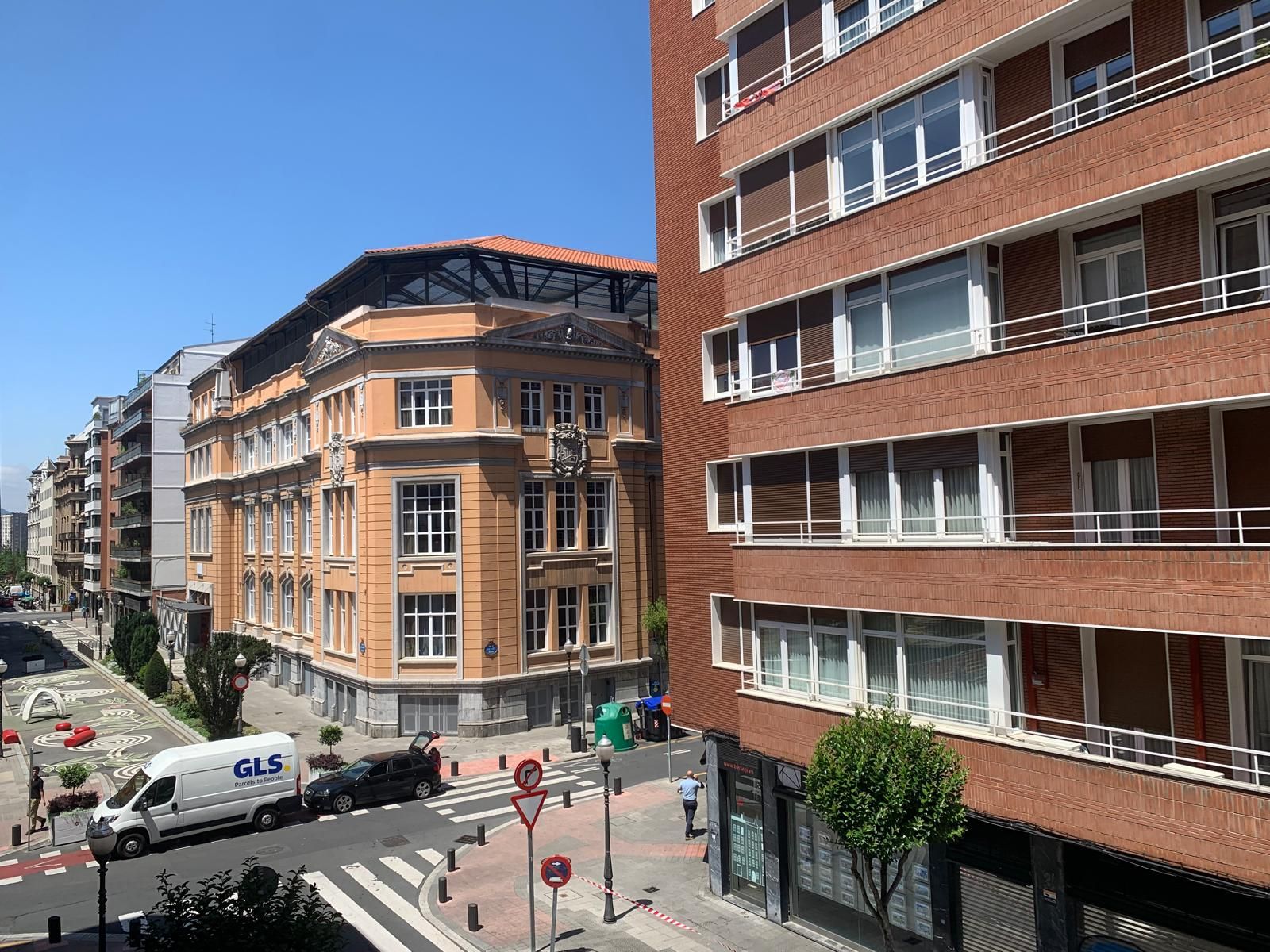Vista exterior de Apartament en venda en Bilbao  amb Moblat i Balcó