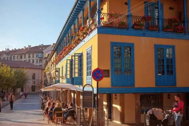 Vista exterior de Àtic de lloguer en Oviedo  amb Terrassa, Traster i Moblat