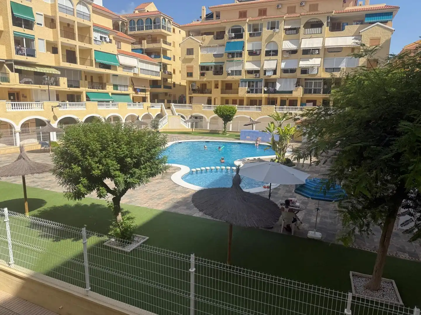 Piscina de Apartamento en venta en Torrevieja con Amueblado y Piscina comunitaria