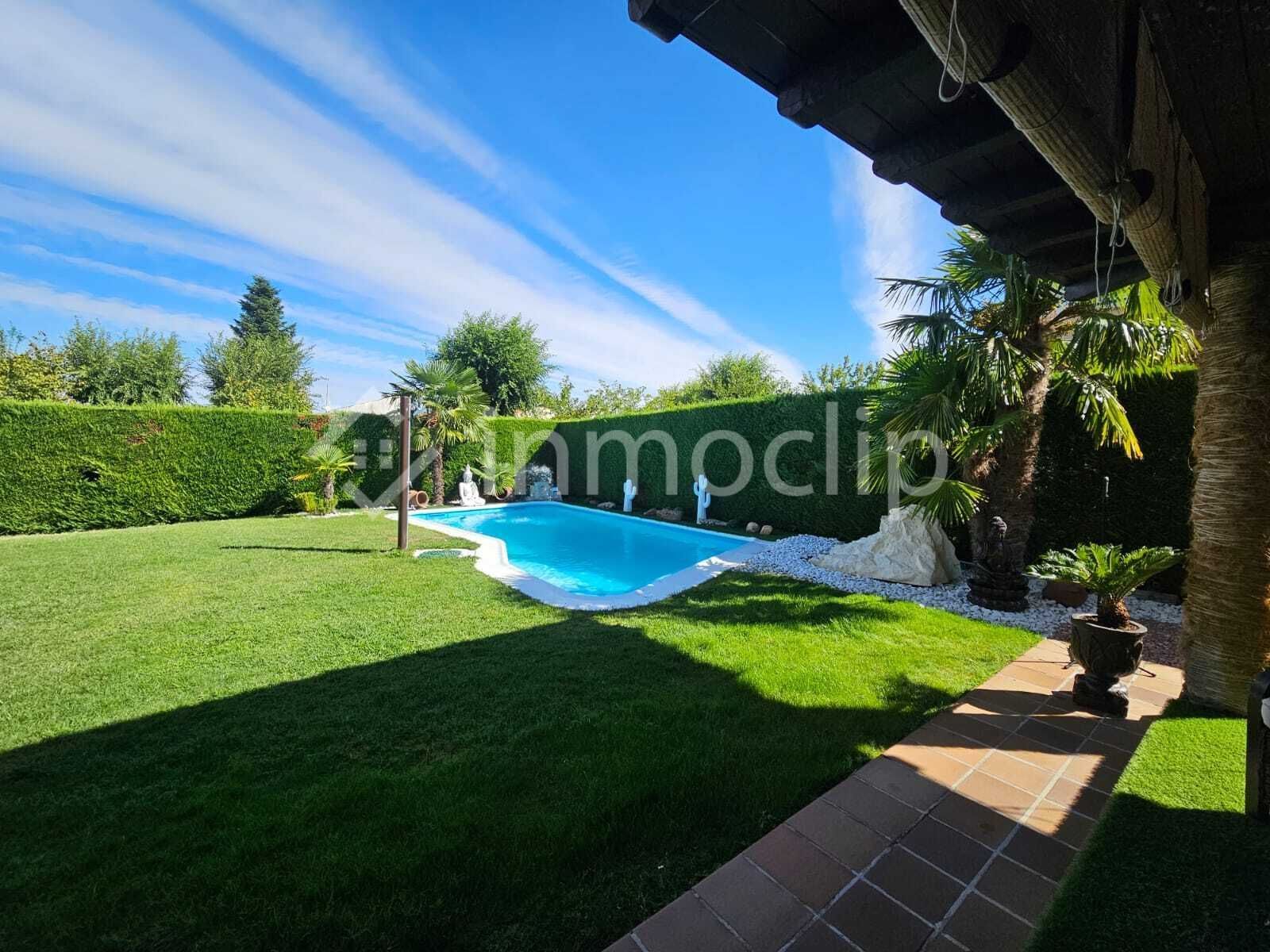 Piscina de Casa o xalet en venda en Villamayor amb Aire condicionat, Calefacció i Jardí privat