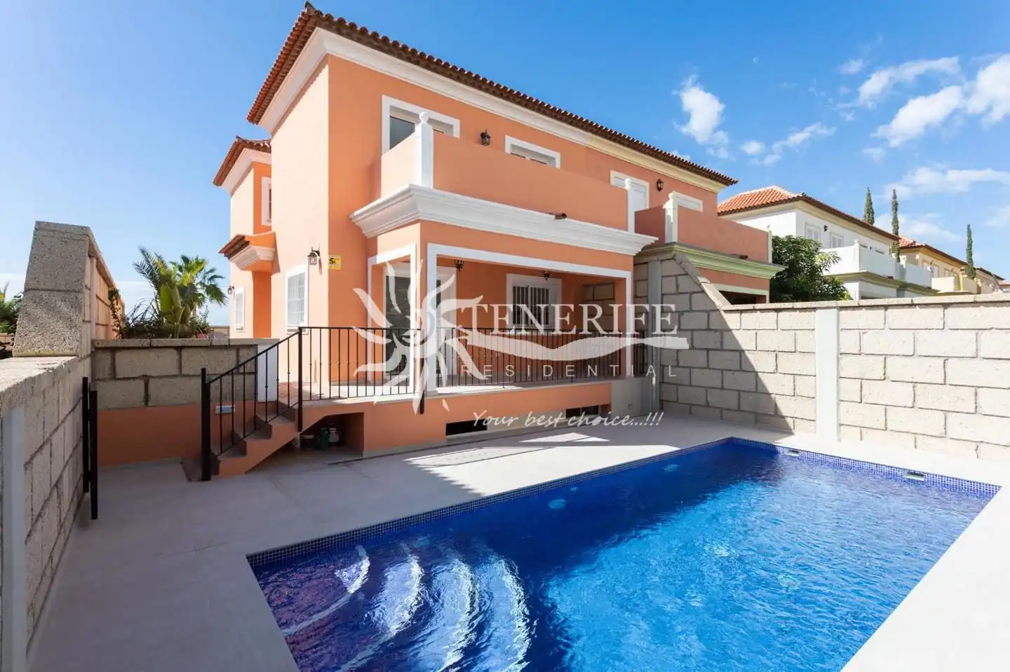 Vista exterior de Casa o xalet en venda en Adeje amb Aire condicionat, Terrassa i Moblat