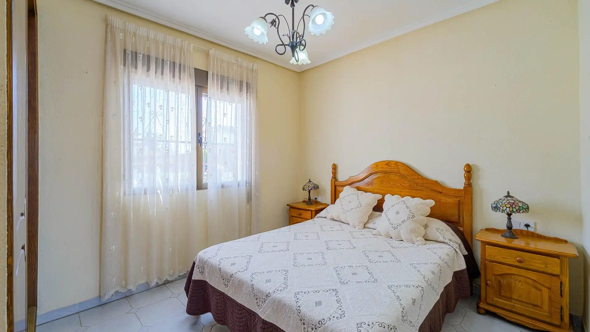 Habitación de Casa adosada en venta en Torrevieja con Jardín privado, Trastero y Piscina