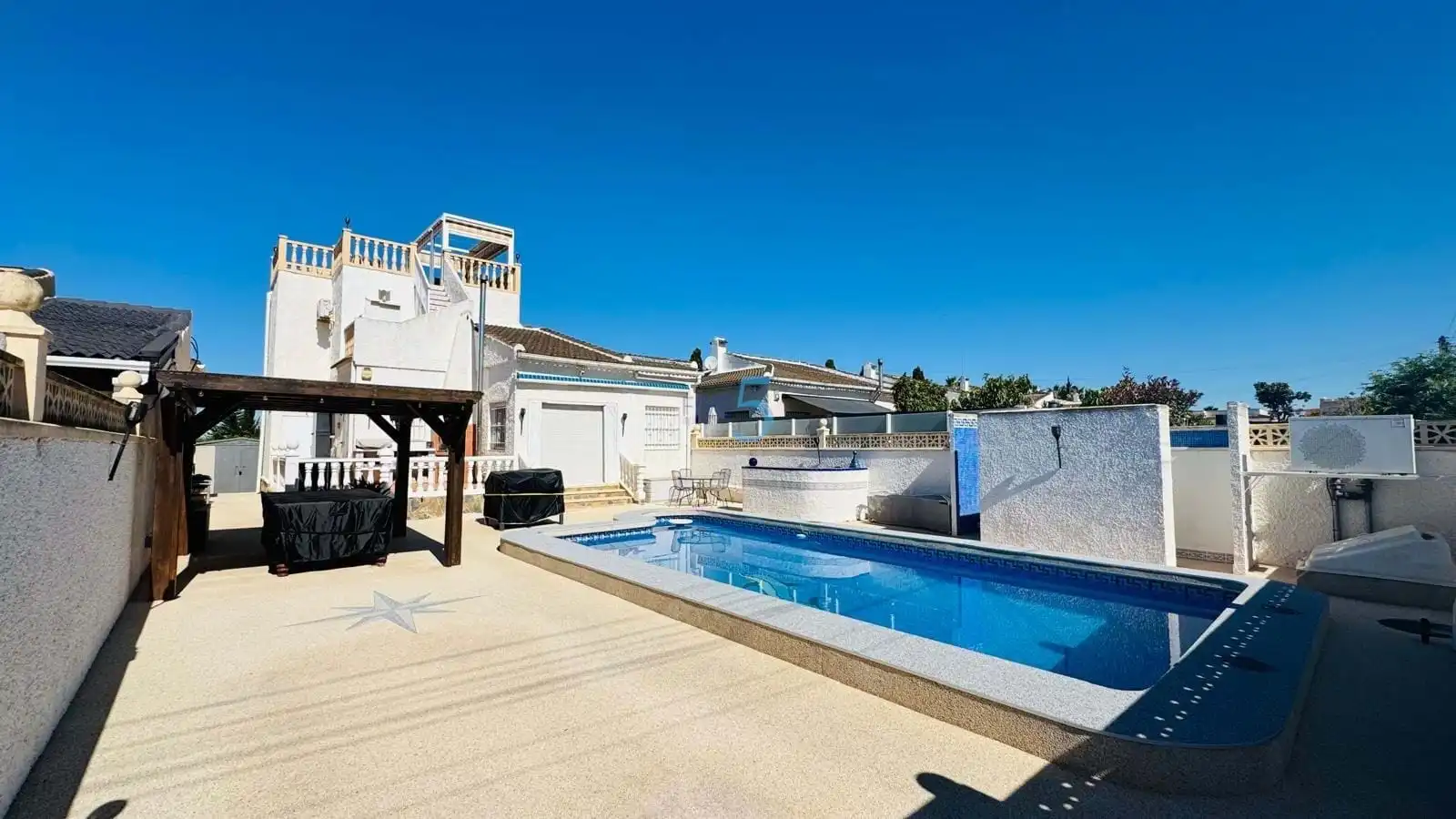 Piscina de Casa o xalet en venda en Torrevieja amb Aire condicionat, Terrassa i Traster