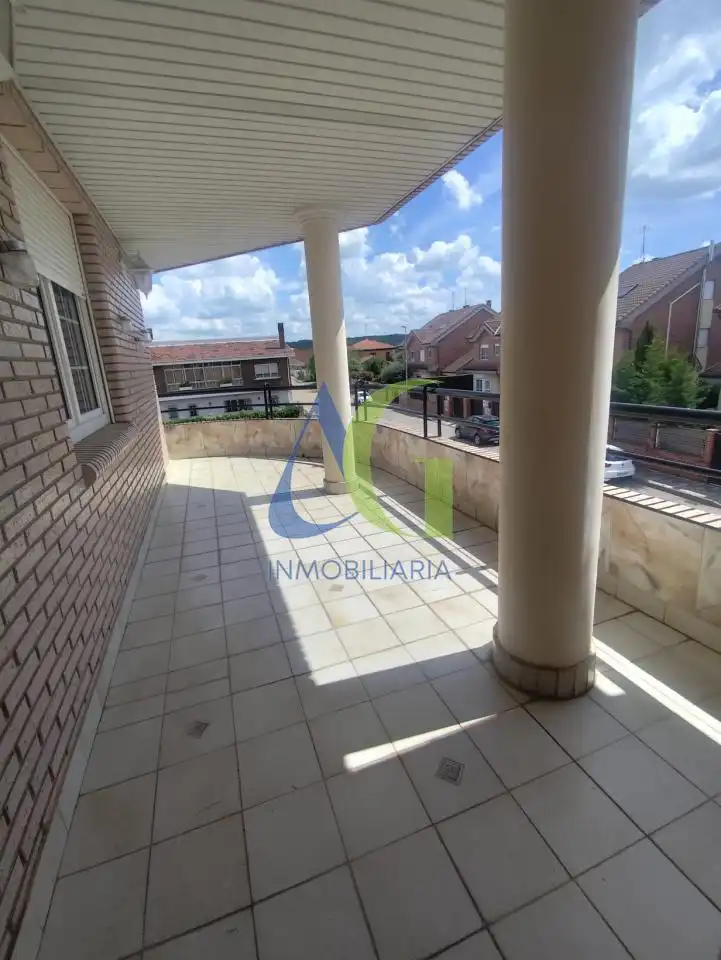 Terrassa de Casa o xalet en venda en Villaquilambre amb Calefacció, Jardí privat i Parquet