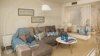 Sala d'estar de Casa adosada en venda en Cambrils amb Aire condicionat, Jardí privat i Terrassa