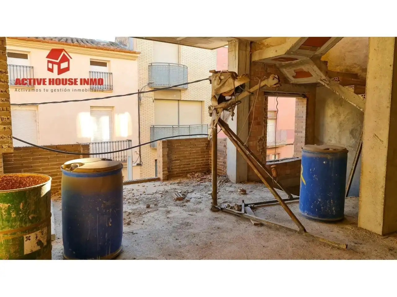 Vista exterior de Casa adosada en venda en Santa Bàrbara amb Terrassa i Balcó
