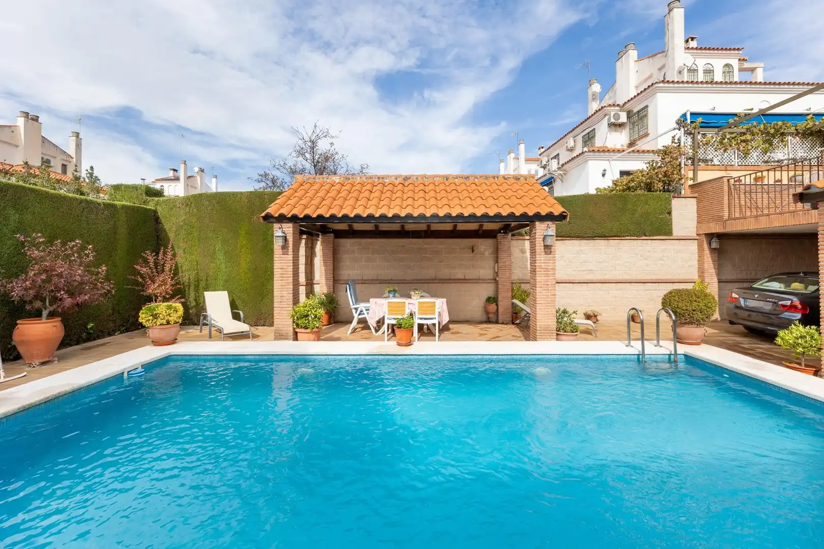 Piscina de Casa adosada en venda en Peligros amb Aire condicionat, Jardí privat i Terrassa
