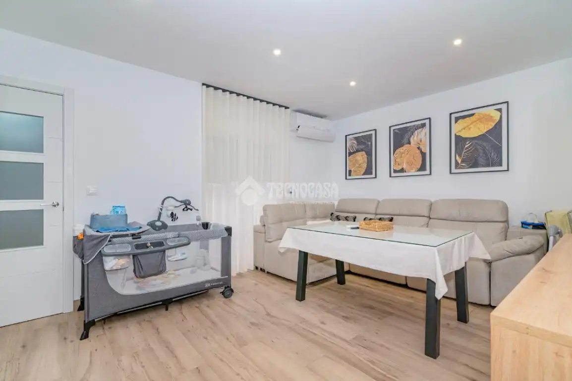 Sala d'estar de Casa adosada en venda en Lucena amb Aire condicionat i Calefacció