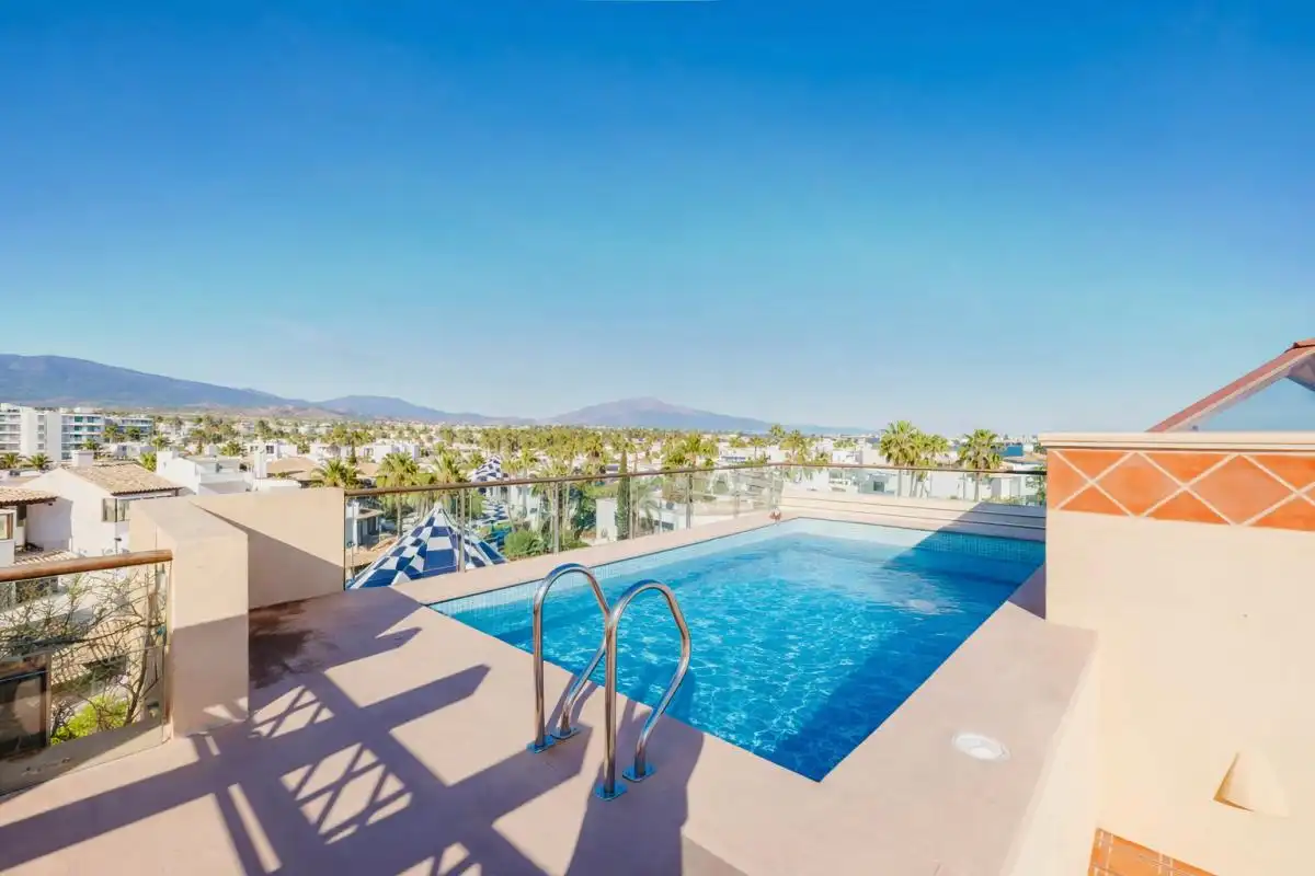 Piscina de Dúplex en venda en Estepona amb Aire condicionat, Calefacció i Jardí privat