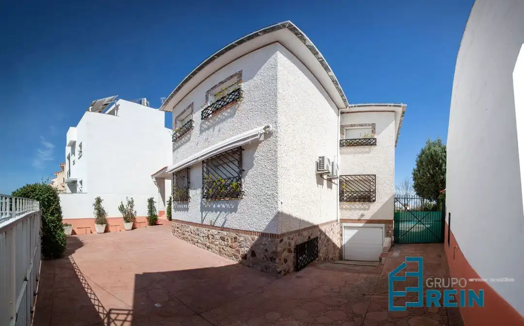Vista exterior de Casa o xalet en venda en Añover de Tajo amb Aire condicionat, Calefacció i Jardí privat