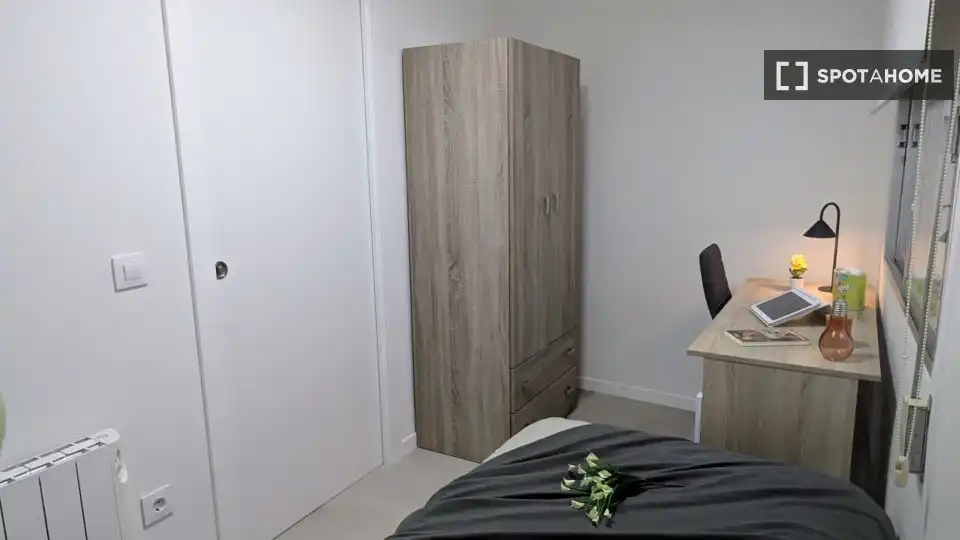 Bedroom of Flat for rent in Burjassot  with Air Conditioner, Heating and Furnished
