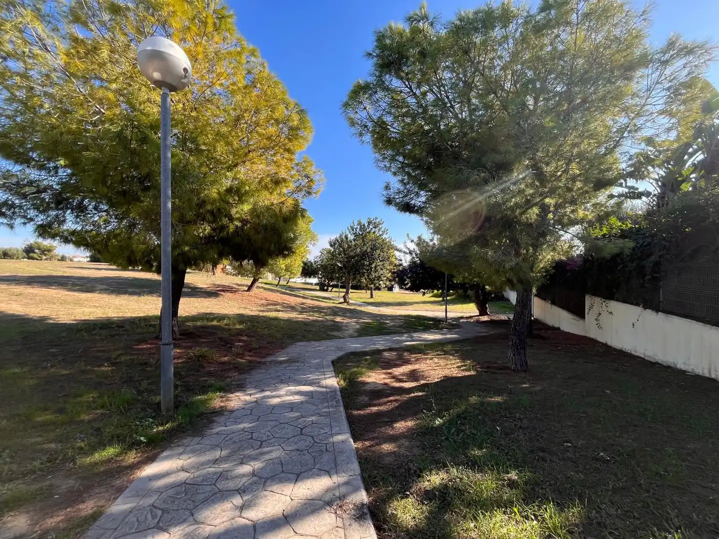 Vista exterior de Casa adosada en venta en Vilanova i la Geltrú con Calefacción, Jardín privado y Terraza