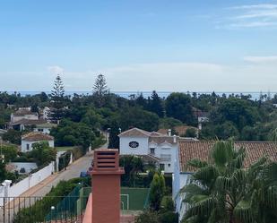 Vista exterior de Dúplex en venda en Marbella amb Aire condicionat, Terrassa i Piscina