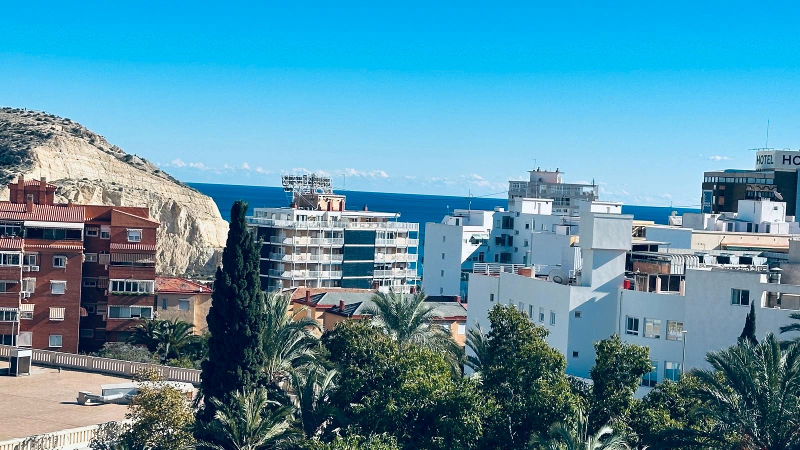 Vista exterior de Pis en venda en Alicante / Alacant amb Aire condicionat, Calefacció i Jardí privat