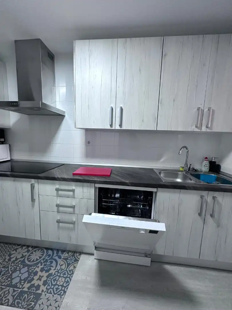 Cuina de Pis de lloguer en Roquetas de Mar amb Aire condicionat, Terrassa i Moblat