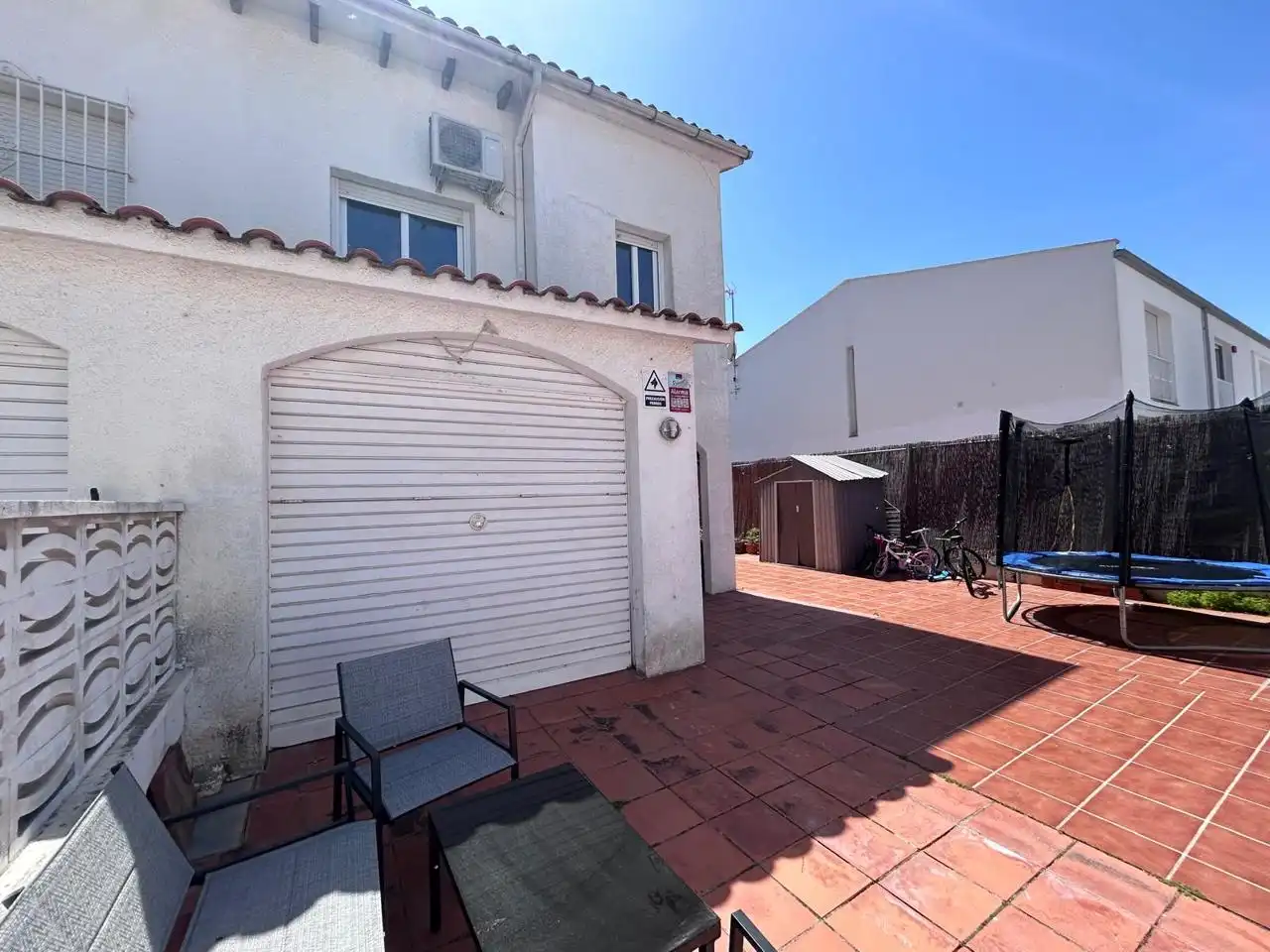 Vista exterior de Casa adosada en venta en Castelldefels con Aire acondicionado, Trastero y Piscina