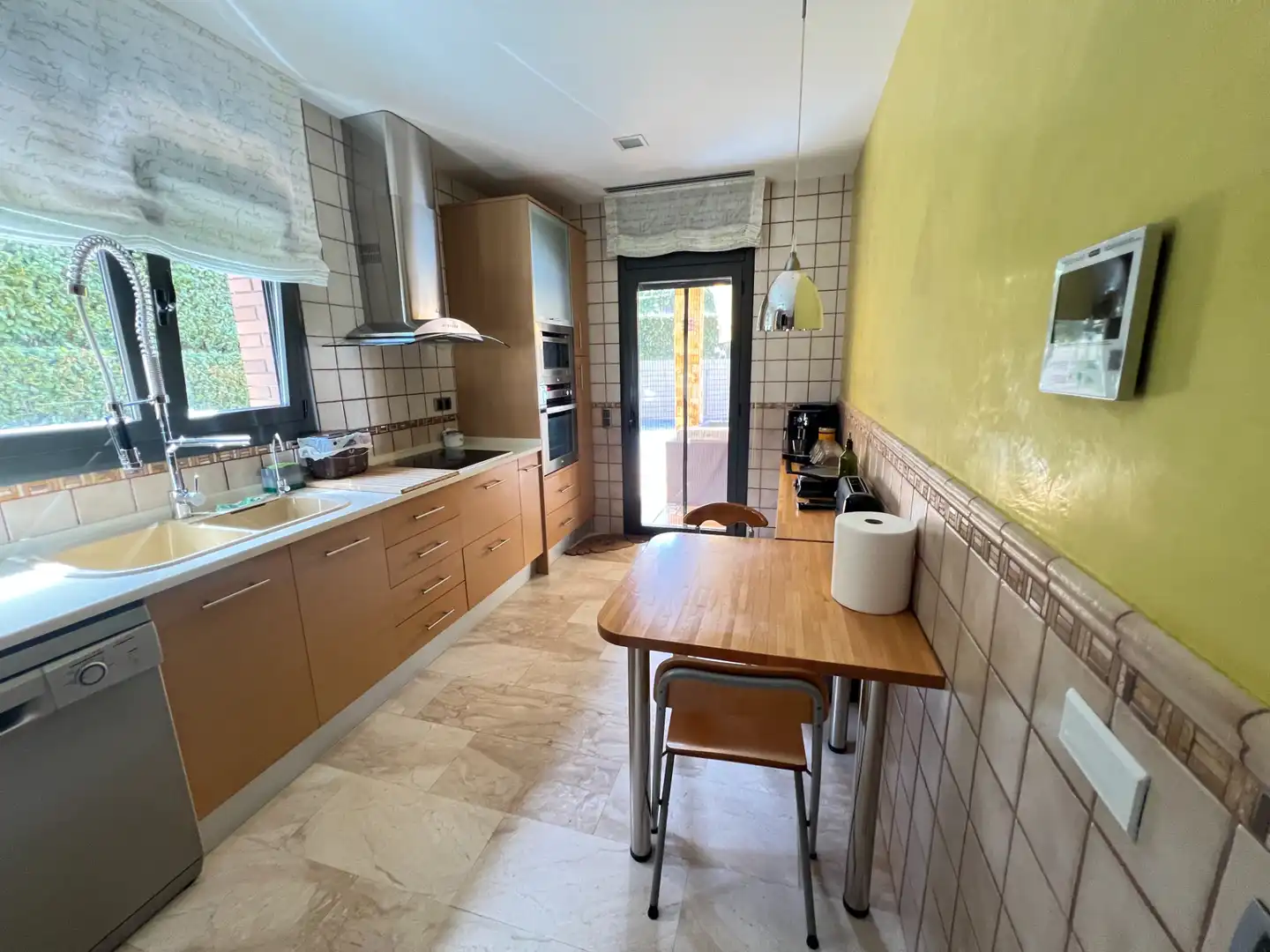 Cuina de Casa o xalet en venda en La Roca del Vallès amb Aire condicionat, Calefacció i Jardí privat