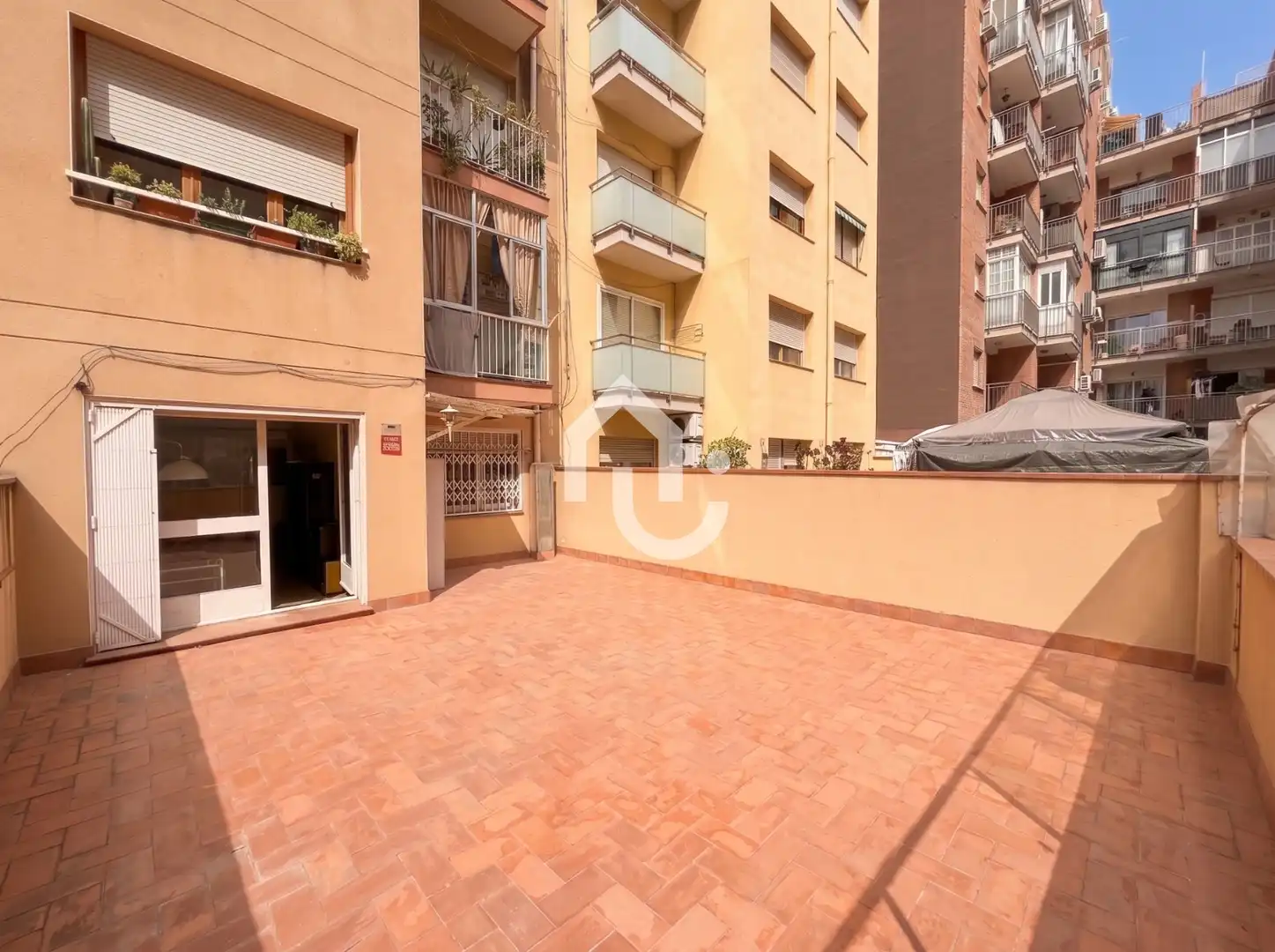 Vista exterior de Piso en venta en Barcelona con Calefacción y Terraza