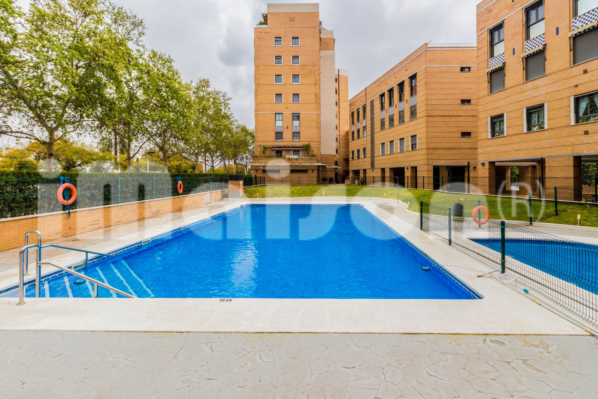 Piscina de Pis en venda en  Sevilla Capital amb Aire condicionat, Calefacció i Jardí privat