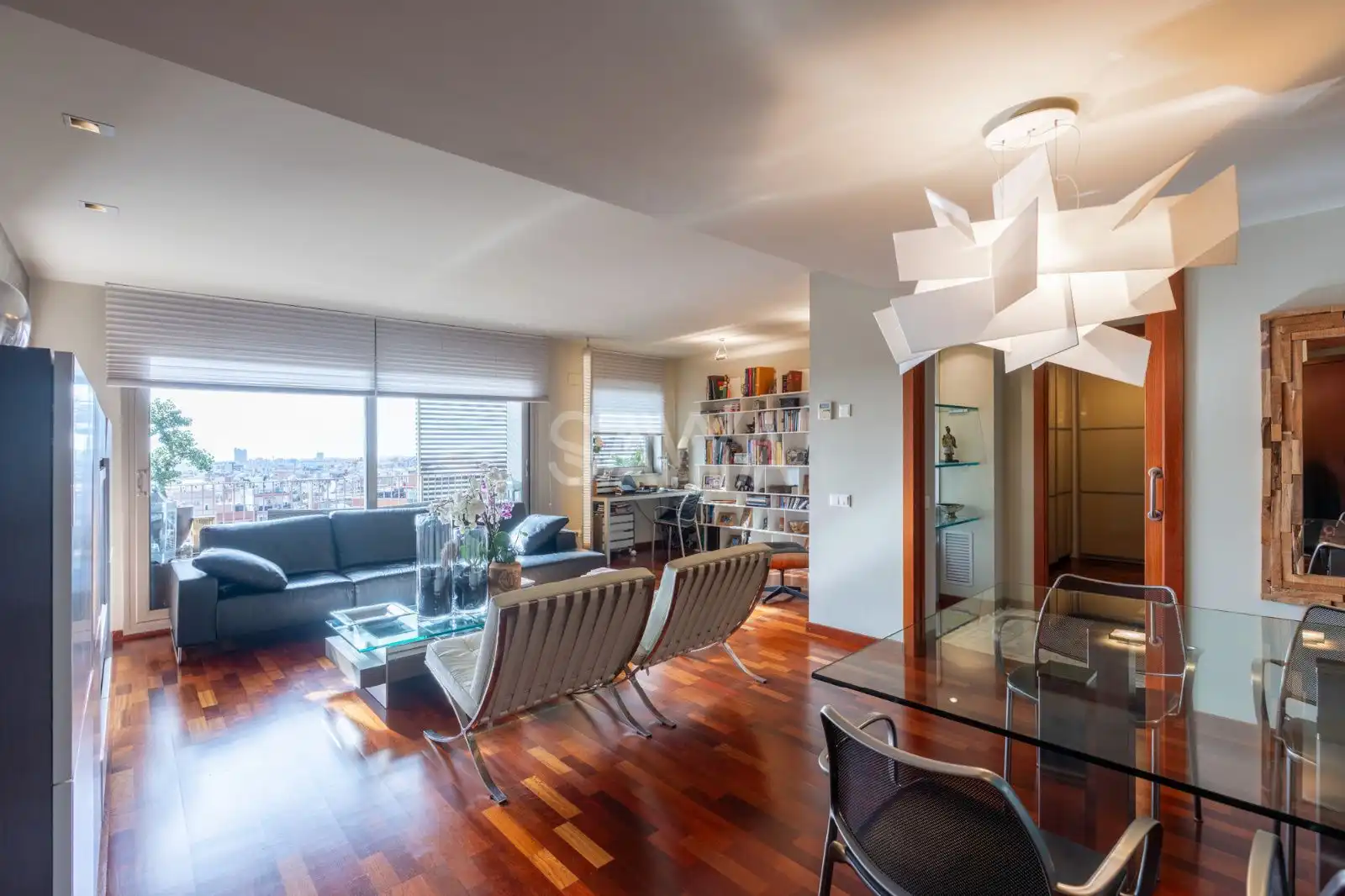 Sala de estar de Ático en venta en L'Hospitalet de Llobregat con Aire acondicionado, Calefacción y Parquet