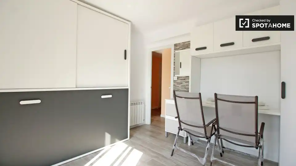 Room in La Verneda i la Pau