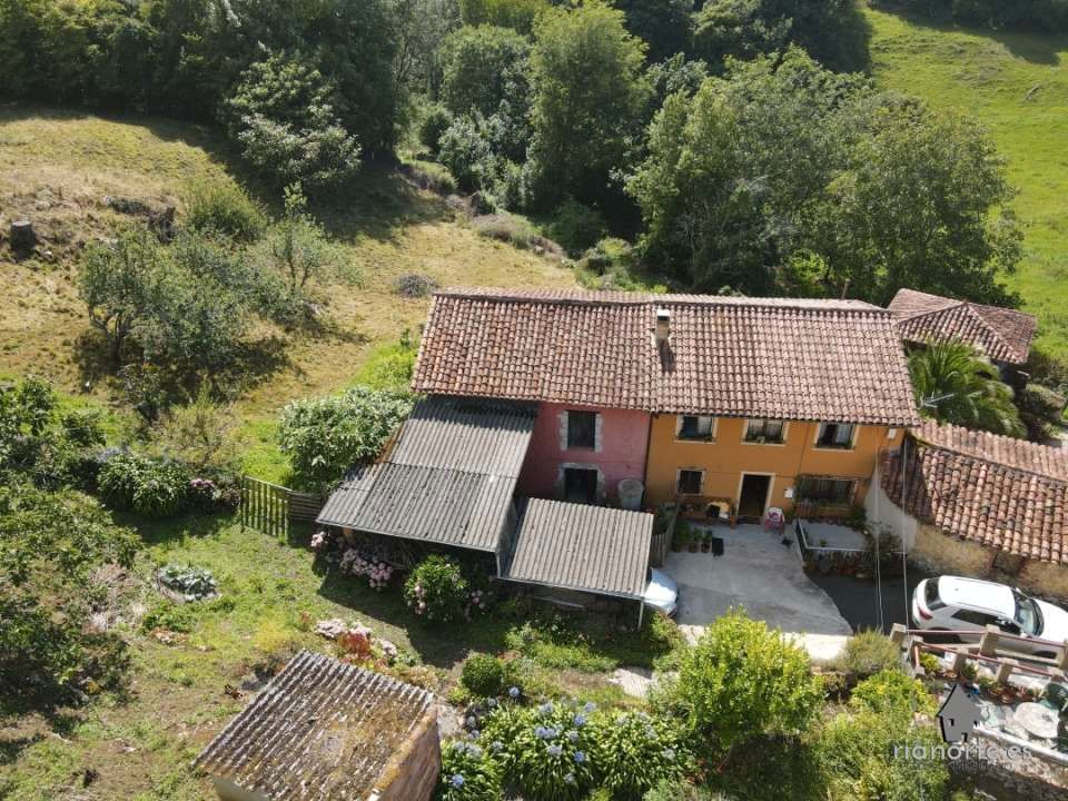 Vista exterior de Casa o xalet en venda en Ribadesella amb Jardí privat