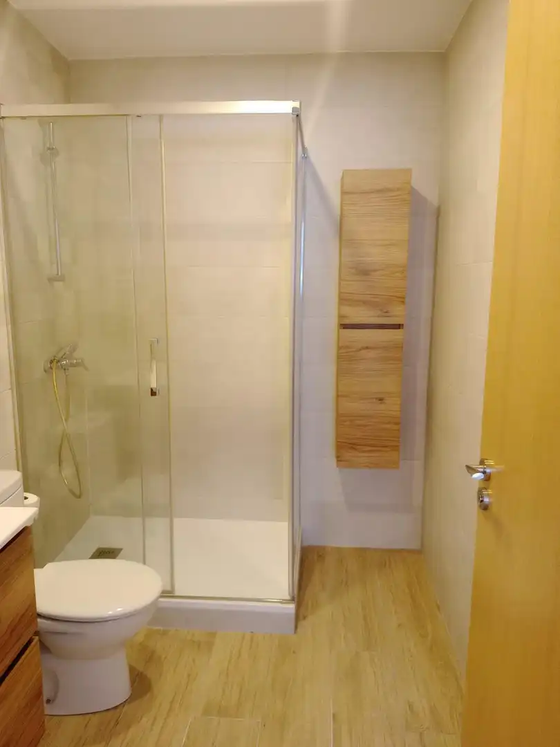 Badezimmer von Erdgeschoss zum Verkauf in Badalona mit Klimaanlage und Heizung