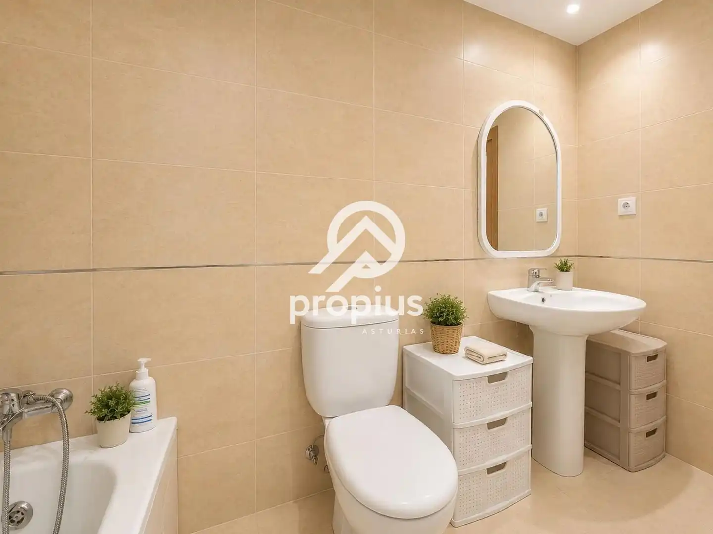 Badezimmer von Dachboden zum Verkauf in Llanes mit Abstellraum