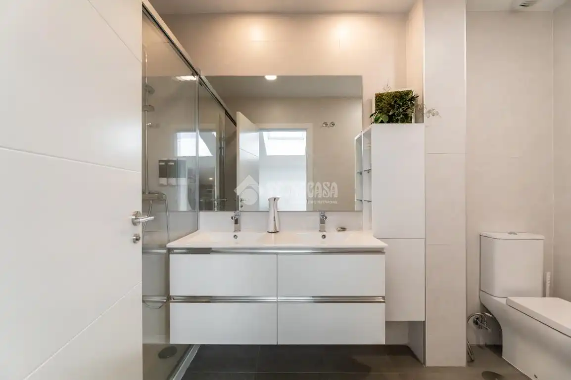 Bathroom of Flat for sale in Torrelodones  with Air Conditioner, Heating and Terrace