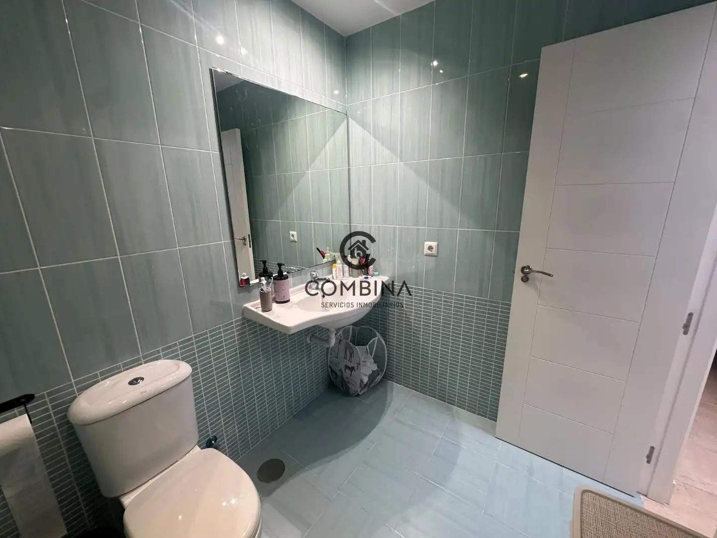 Badezimmer von Einfamilien-Reihenhaus zum Verkauf in Camas mit Klimaanlage, Terrasse und Abstellraum