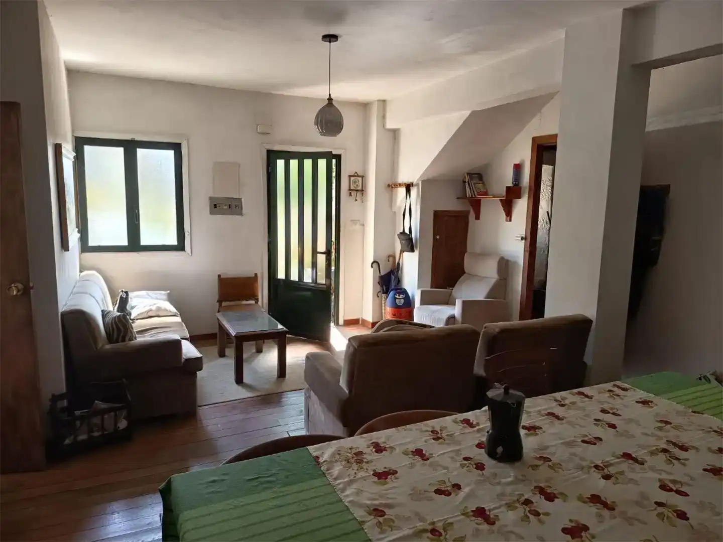 Sala d'estar de Casa adosada en venda en Leiro amb Jardí privat, Traster i Moblat